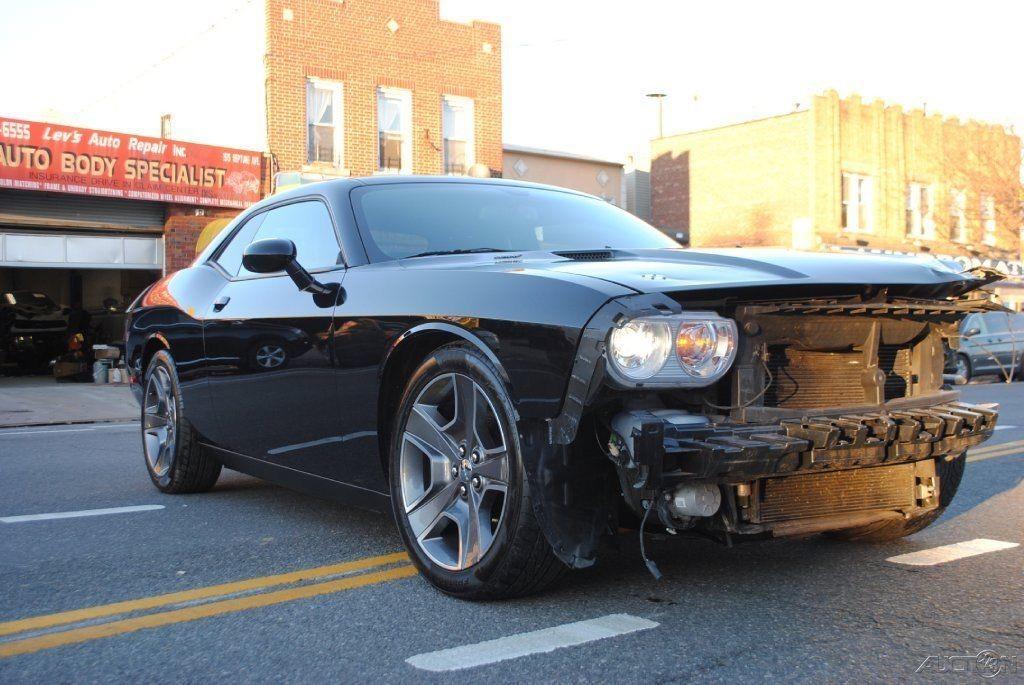 2012 Dodge Challenger R/T 5.7 HEMI V8 6 Speed Manual Wrecked