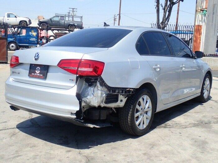 light damage 2015 Volkswagen Jetta SE repairable