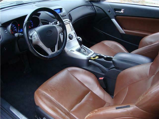 2010 Hyundai Genesis Grand Touring repairable [light damage]